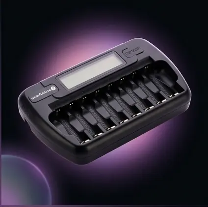 ładowarka everActive NC-800 z podłączonym zasilaczem sieciowym 100-240V ładowarka everActive NC-800 z podłączonym zasilaczem sieciowym 100-240V