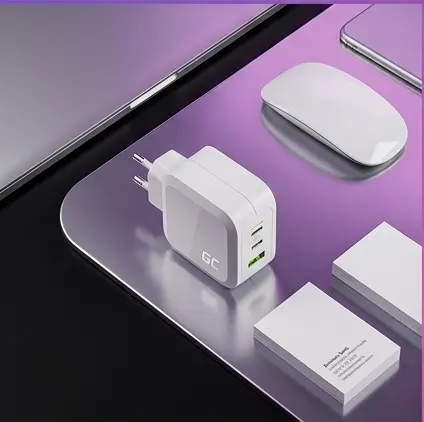 Biała kostka Green Cell PowerGaN 65 W w kieszeni plecaka podróżnego Biała kostka Green Cell PowerGaN 65 W w kieszeni plecaka podróżnego