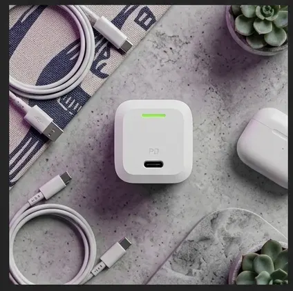Green Cell PowerGaN 33W biała obok starej ładowarki laptopa - różnica rozmiarów o 50 procent mniej Green Cell PowerGaN 33W biała obok starej ładowarki laptopa - różnica rozmiarów o 50 procent mniej