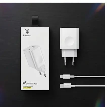 Baseus Quick Charger CCALL-BX02 w rozmiarze podróżnym obok smartfona i kluczy Baseus Quick Charger CCALL-BX02 w rozmiarze podróżnym obok smartfona i kluczy