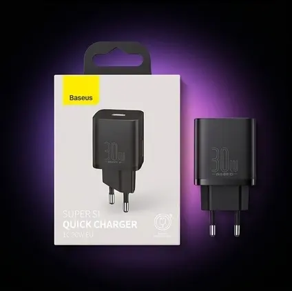 Ładowarka Baseus 30W USB-C w plecaku podróżnym - rozmiar porównawczy Ładowarka Baseus 30W USB-C w plecaku podróżnym - rozmiar porównawczy
