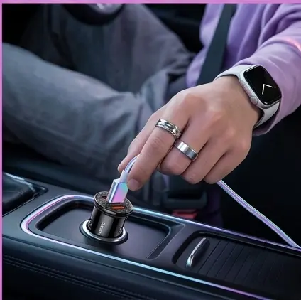 Baseus Circular CCALL-YD01 z kablem USB-A do USB-C na tle deski rozdzielczej auta w trasie Baseus Circular CCALL-YD01 z kablem USB-A do USB-C na tle deski rozdzielczej auta w trasie