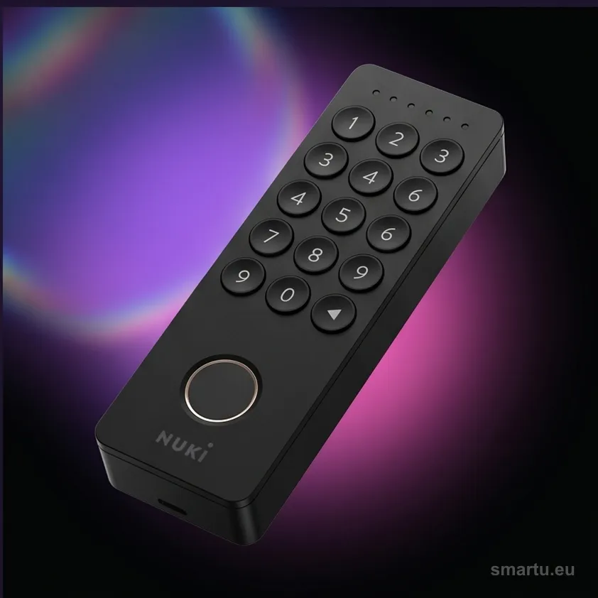 Klawiatura NUKI Keypad 2 NFC zamontowana przy drzwiach wejściowych - widok frontu Klawiatura NUKI Keypad 2 NFC zamontowana przy drzwiach wejściowych - widok frontu